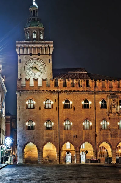 Болонья, Италия. Часовая башня Пьяцца Маджоре ночью — стоковое фото