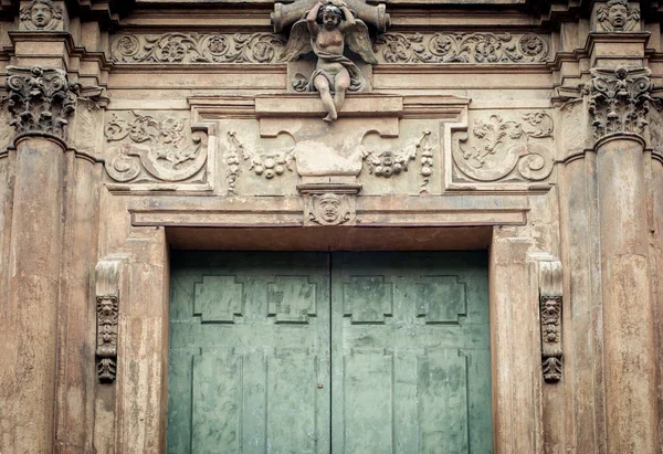 Detalhe antigo da decoração da porta. Porta renascentista italiano quadro — Fotografia de Stock