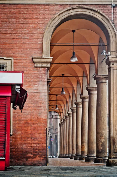 Καμάρες από ένα παλιό κτίριο στην Μπολόνια της Ιταλίας. Αρχιτεκτονικές λεπτομέρειες — Φωτογραφία Αρχείου