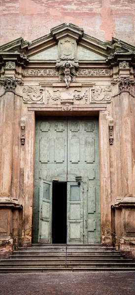 Kiliseye eski ahşap kapı girişi. İtalyan rönesans kapısı — Stok fotoğraf