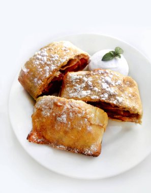 Bir parça turta, elma, kiraz, dondurma ve nane bir beyaz ile bir pasta plaka, beyaz arka plan yuvarlak, bir mutfak pişirme tarifi için fotoğraf.