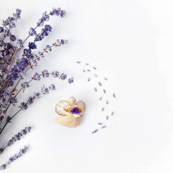 Kerst Engel Lavendel Samenstelling Een Wit Doek Conceptuele Achtergrond Voor — Stockfoto