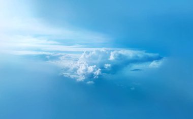Kıvırcık küçük bulutlar ile mavi gökyüzü arka plan. Panoramik görünüm