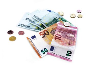 Beyaz arka plan üzerinde sikke ve euro para banknotları kolaj, metin için yer ile, ön görünüm