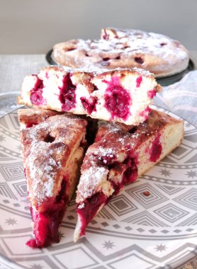 Yuvarlak servis tahtasında ev yapımı Kiraz lı börek.  