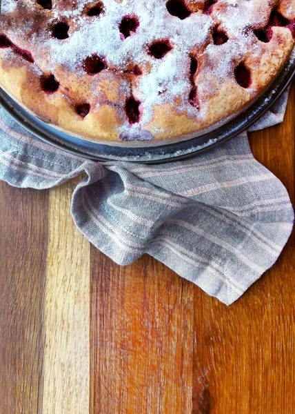 Zelfgemaakte Cherry Pie op ronde serveren Board. — Stockfoto