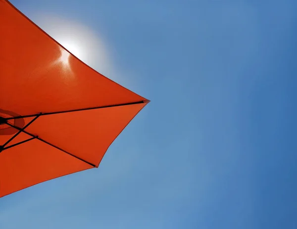 Яркий Голубой Фон Неба Красным Пляжным Зонтиком Тема Туризма Отдых — стоковое фото
