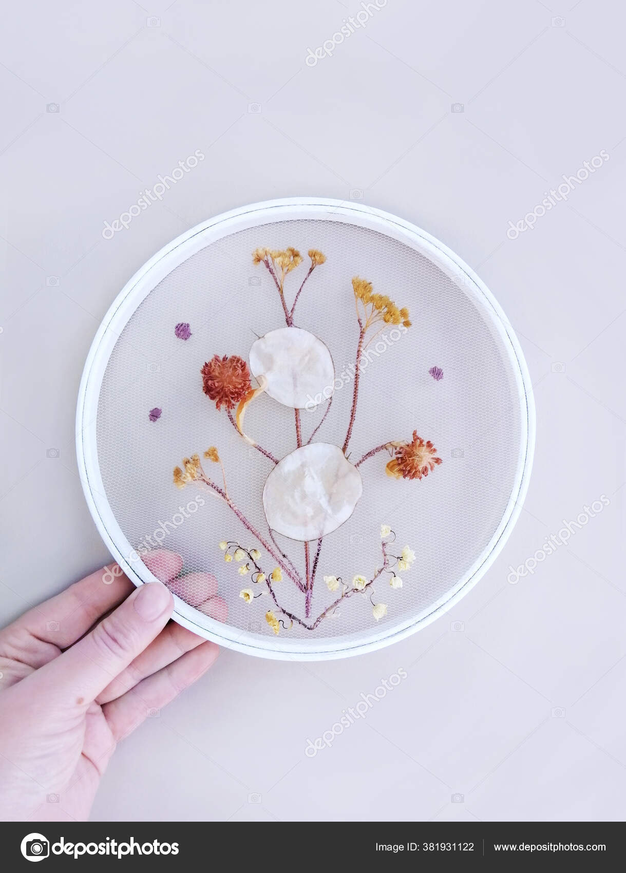 Bordado Artesanal Con Flores Secas Hierbas Marchitas Sobre Tela Malla —  Foto de stock #381931122 © Yatakviju, image size:1219x1700