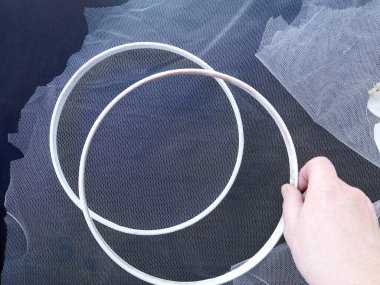 Kurumuş çiçeklerle el yapımı nakış ve solmuş otlar örgü kumaş, ızgara, tül, arka planda yuvarlak halka. Ev dekorasyonu, iç dekorasyon, duvarlar. Adım adım ana sınıf, el işi rehberi, üst görünüm