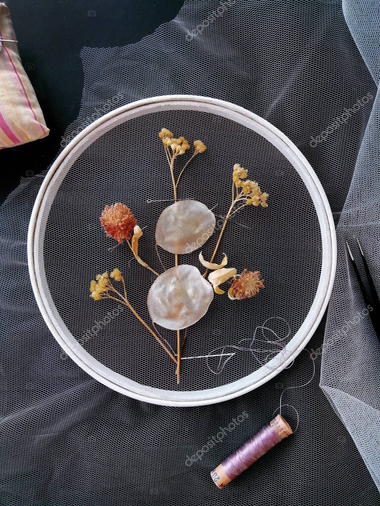 Bordado Artesanal Con Flores Secas Hierbas Marchitas Sobre Tela Malla —  Foto de stock © Yatakviju #382170718, image size:768x1024