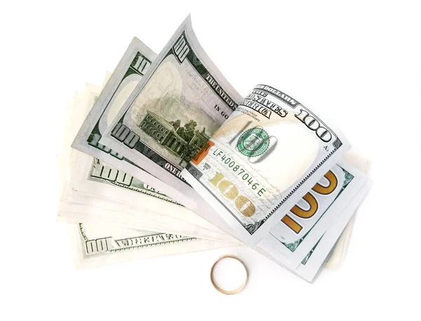 Пачка Сотен Долларов Бумажные Банкноты Американской Валюты Золотое Обручальное Кольцо — стоковое фото