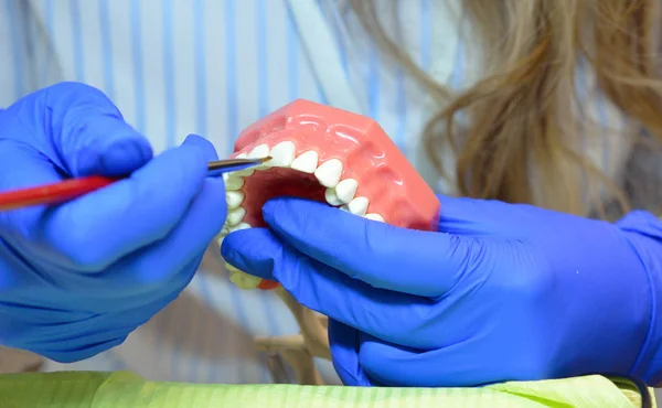 Technik Dentystyczny Jest Barwione Zębów Ręce Specjalisty — Zdjęcie stockowe