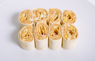 Beyaz plaka üzerinde balık ve yumurta dolgu ile Lavaş rulo.