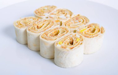 Beyaz plaka üzerinde balık ve yumurta dolgu ile Lavaş rulo.