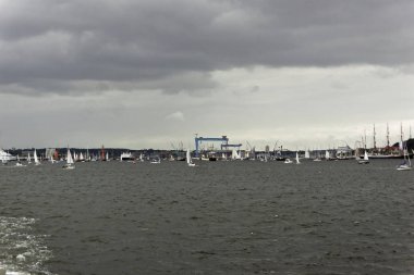 Kiel, Almanya - 23 Haziran 2018: Kiel haftasında 2018 uzun gemi geçit izlenimleri 