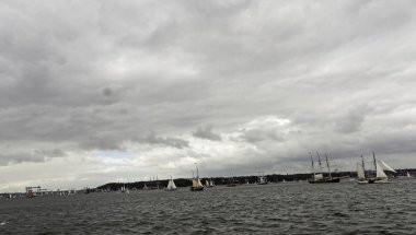 Kiel, Almanya - 23 Haziran 2018: Kiel haftasında 2018 uzun gemi geçit izlenimleri 