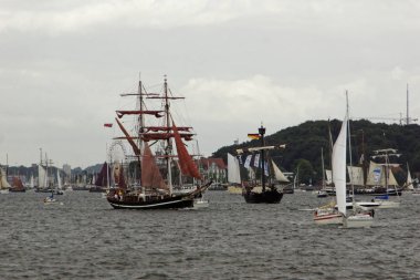 Kiel, Almanya - 23 Haziran 2018: Kiel haftasında 2018 uzun gemi geçit izlenimleri 
