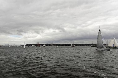 Kiel, Almanya - 23 Haziran 2018: Kiel haftasında 2018 uzun gemi geçit izlenimleri 