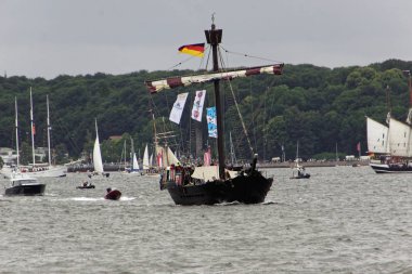 Kiel, Almanya - 23 Haziran 2018: Kiel haftasında 2018 uzun gemi geçit izlenimleri 