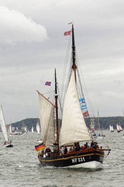 Kiel, Almanya - 23 Haziran 2018: Kiel haftasında 2018 uzun gemi geçit izlenimleri 