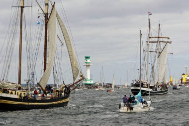 Kiel, Almanya - 23 Haziran 2018: Kiel haftasında 2018 uzun gemi geçit izlenimleri 