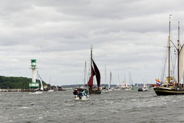 Kiel, Almanya - 23 Haziran 2018: Kiel haftasında 2018 uzun gemi geçit izlenimleri 