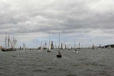 Kiel, Almanya - 23 Haziran 2018: Kiel haftasında 2018 uzun gemi geçit izlenimleri 