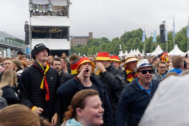 Kiel, Almanya - 23 Haziran 2018: Kamu inceleyen futbol oyun Almanya vs İsveç Ndr sahne önünde Kieler Woche 2018 sırasında