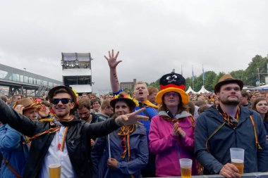 Kiel, Almanya - 23 Haziran 2018: Kamu inceleyen futbol oyun Almanya vs İsveç Ndr sahne önünde Kieler Woche 2018 sırasında