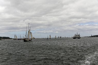 Kiel, Almanya - 23 Haziran 2018: Kiel haftasında 2018 uzun gemi geçit izlenimleri 