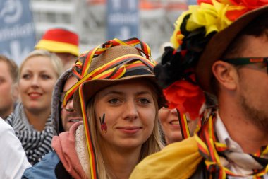 Kiel, Almanya - 23 Haziran 2018: Kamu inceleyen futbol oyun Almanya vs İsveç Ndr sahne önünde Kieler Woche 2018 sırasında