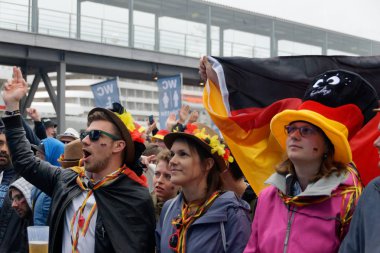 Kiel, Almanya - 23 Haziran 2018: Kamu inceleyen futbol oyun Almanya vs İsveç Ndr sahne önünde Kieler Woche 2018 sırasında