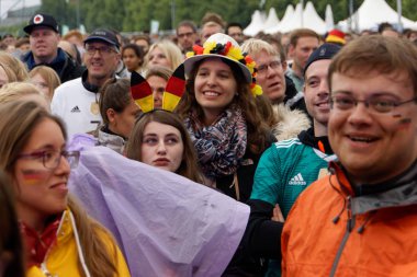 Kiel, Almanya - 23 Haziran 2018: Kamu inceleyen futbol oyun Almanya vs İsveç Ndr sahne önünde Kieler Woche 2018 sırasında
