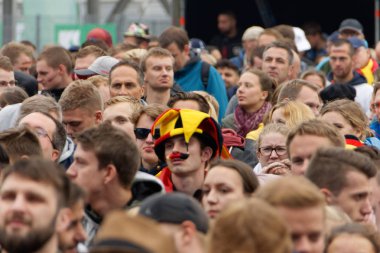 Kiel, Almanya - 23 Haziran 2018: Kamu inceleyen futbol oyun Almanya vs İsveç Ndr sahne önünde Kieler Woche 2018 sırasında