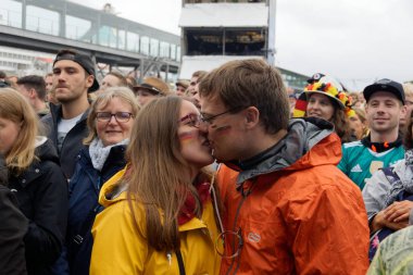 Kiel, Almanya - 23 Haziran 2018: Kamu inceleyen futbol oyun Almanya vs İsveç Ndr sahne önünde Kieler Woche 2018 sırasında