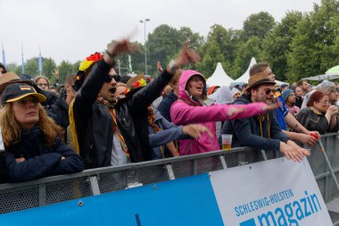 Kiel, Almanya - 23 Haziran 2018: Kamu inceleyen futbol oyun Almanya vs İsveç Ndr sahne önünde Kieler Woche 2018 sırasında