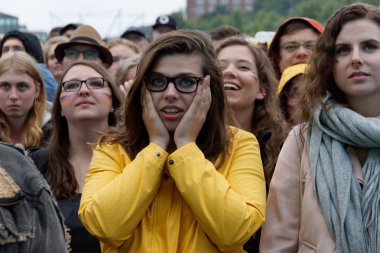 Kiel, Almanya - 23 Haziran 2018: Kamu inceleyen futbol oyun Almanya vs İsveç Ndr sahne önünde Kieler Woche 2018 sırasında