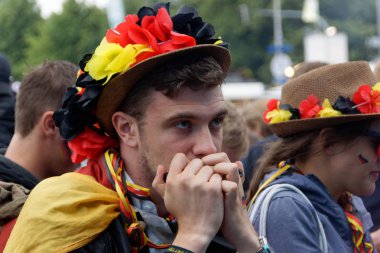 Kiel, Almanya - 23 Haziran 2018: Kamu inceleyen futbol oyun Almanya vs İsveç Ndr sahne önünde Kieler Woche 2018 sırasında