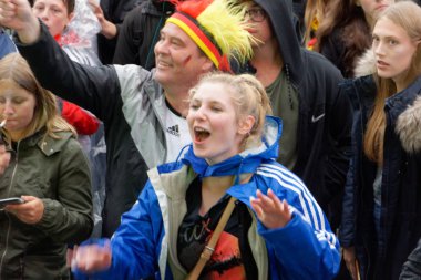 Kiel, Almanya - 23 Haziran 2018: Kamu inceleyen futbol oyun Almanya vs İsveç Ndr sahne önünde Kieler Woche 2018 sırasında