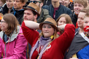 Kiel, Almanya - 23 Haziran 2018: Kamu inceleyen futbol oyun Almanya vs İsveç Ndr sahne önünde Kieler Woche 2018 sırasında