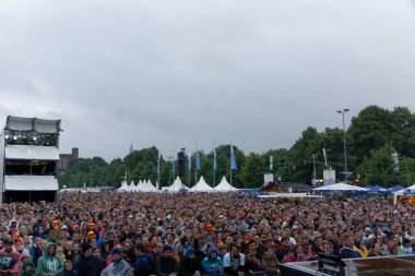 Kiel, Almanya - 23 Haziran 2018: Kamu inceleyen futbol oyun Almanya vs İsveç Ndr sahne önünde Kieler Woche 2018 sırasında