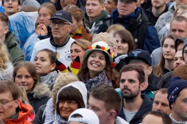 Kiel, Almanya - 23 Haziran 2018: Kamu inceleyen futbol oyun Almanya vs İsveç Ndr sahne önünde Kieler Woche 2018 sırasında