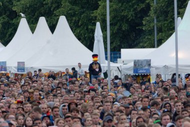 Kiel, Almanya - 23 Haziran 2018: Kamu inceleyen futbol oyun Almanya vs İsveç Ndr sahne önünde Kieler Woche 2018 sırasında
