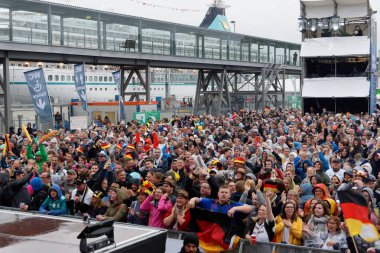 Kiel, Almanya - 23 Haziran 2018: Kamu inceleyen futbol oyun Almanya vs İsveç Ndr sahne önünde Kieler Woche 2018 sırasında
