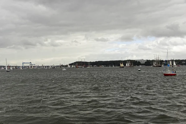 Kiel, Almanya - 23 Haziran 2018: Kiel haftasında 2018 uzun gemi geçit izlenimleri 