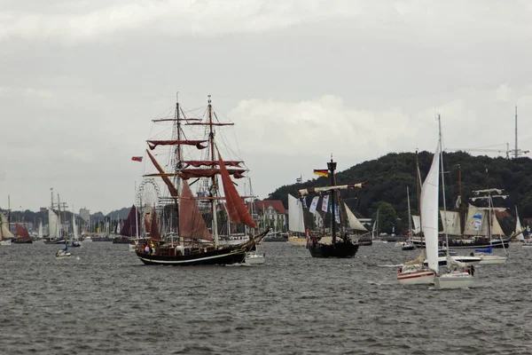 Kiel, Almanya - 23 Haziran 2018: Kiel haftasında 2018 uzun gemi geçit izlenimleri 