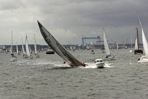 Kiel, Almanya - 23 Haziran 2018: Kiel haftasında 2018 uzun gemi geçit izlenimleri 