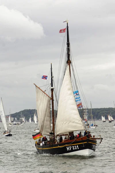 Kiel, Almanya - 23 Haziran 2018: Kiel haftasında 2018 uzun gemi geçit izlenimleri 
