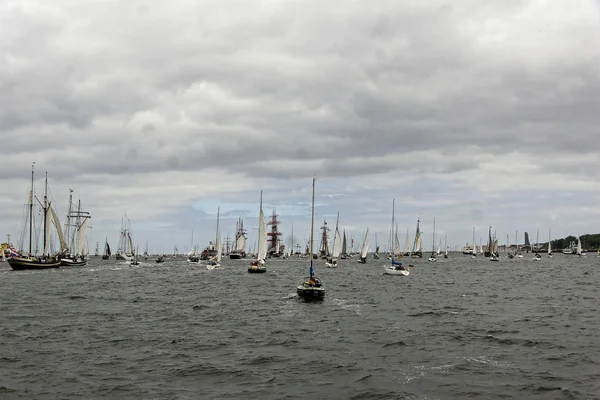 Kiel, Almanya - 23 Haziran 2018: Kiel haftasında 2018 uzun gemi geçit izlenimleri 