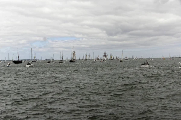 Kiel, Almanya - 23 Haziran 2018: Kiel haftasında 2018 uzun gemi geçit izlenimleri 